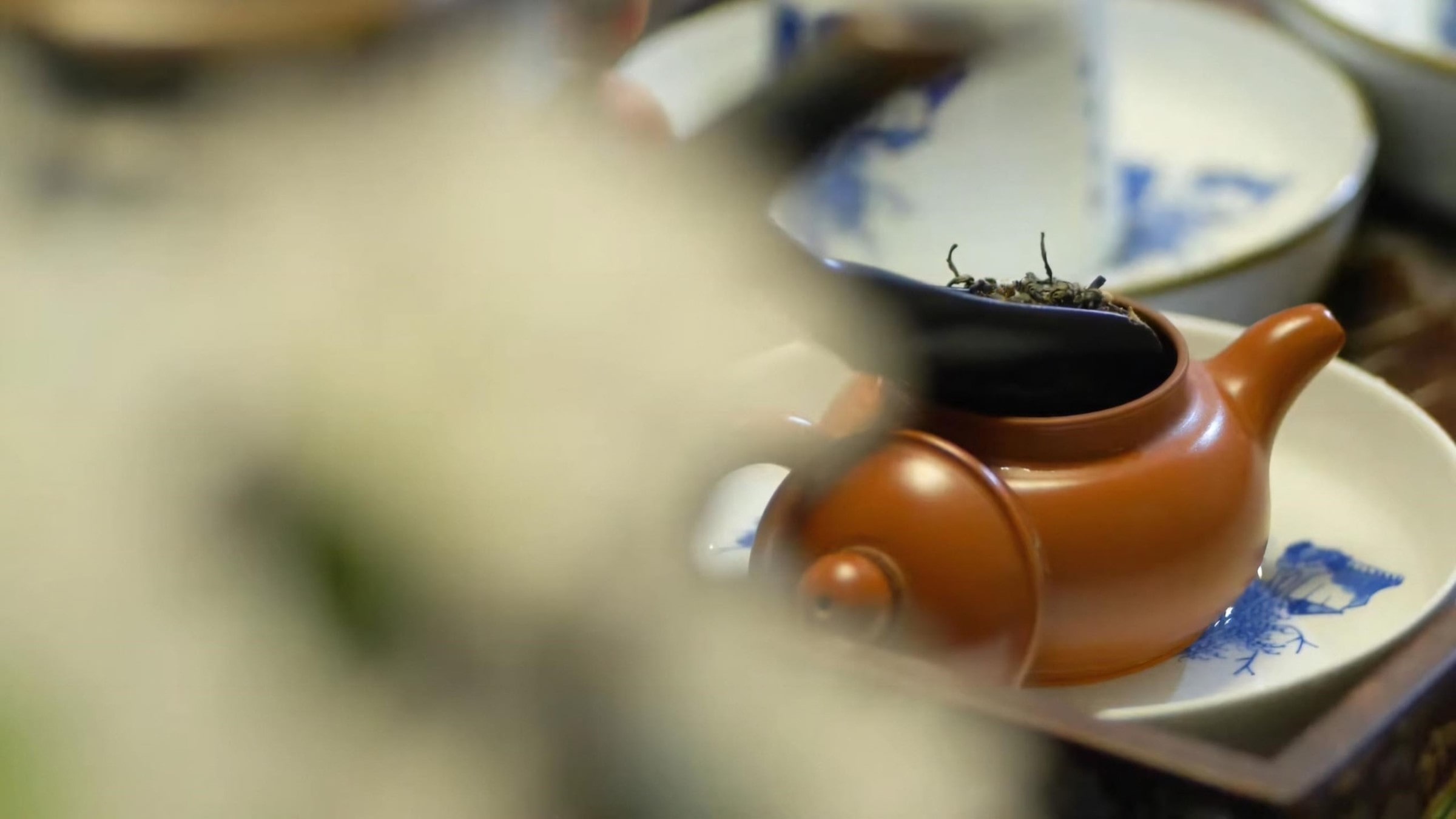 Add-lotus-tea-while-the-pot-remains-hot