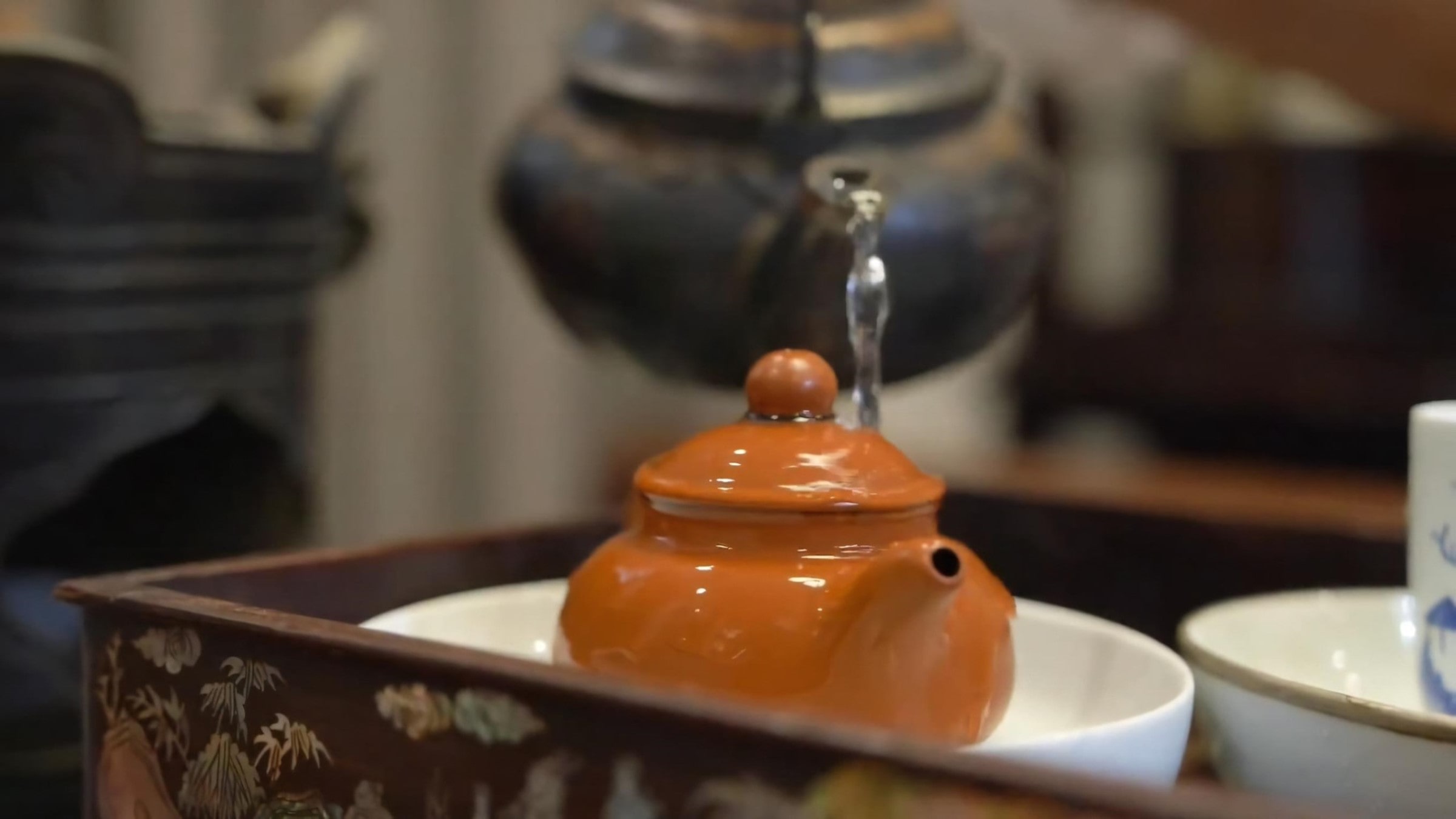 pour-boiling-water-to-the-teapot-first