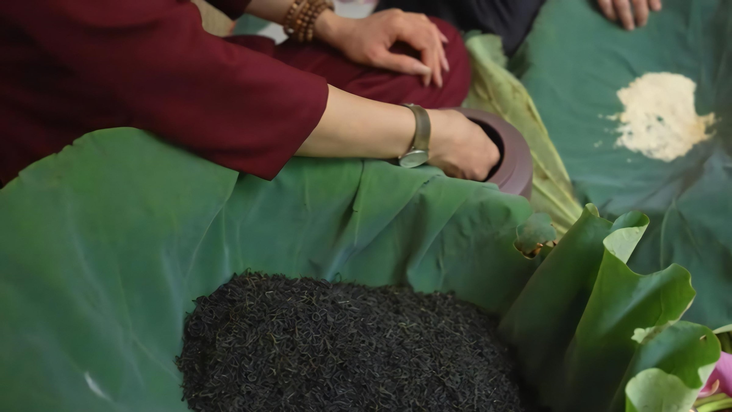 West Lake Lotus Tea Legend — Part II: The Art of Handcrafted Lotus Scenting 5 quang-an-women-weave-lotus-scent-for-tea