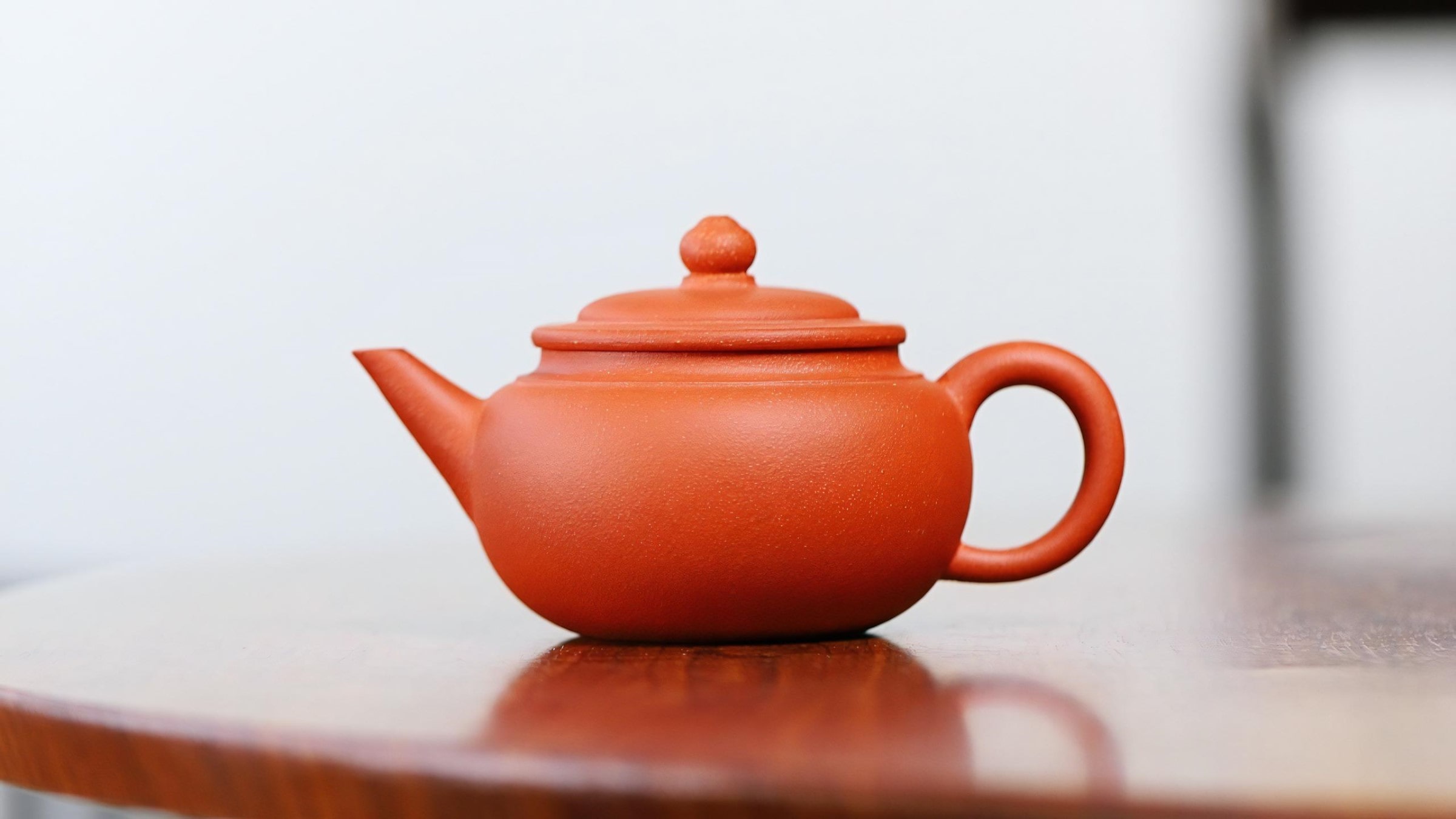 simple-earthenware-pot-with-harmonious-round-proportions-is-good