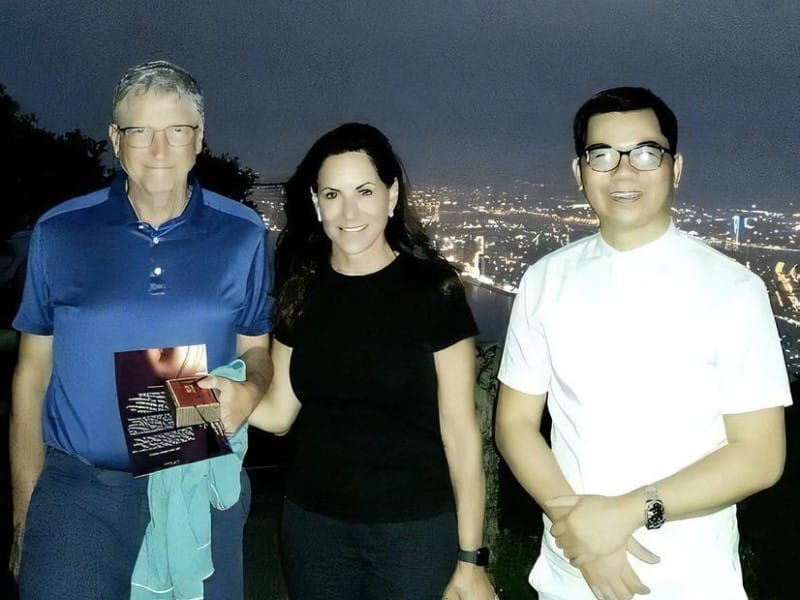 Hoang-anh-suong-served-lotus-tea-bill-gates-and-girl-friend