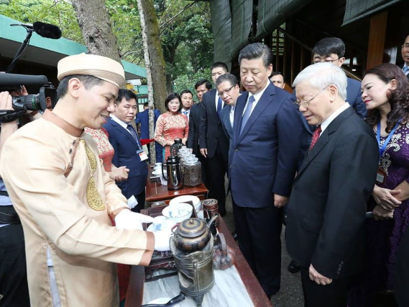 Hoang-anh-suong-served-lotus-tea-to-chinese-president-xi-jinping